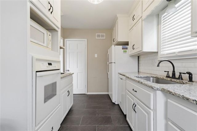 801 E 72nd Street, Kansas City, MO 64131