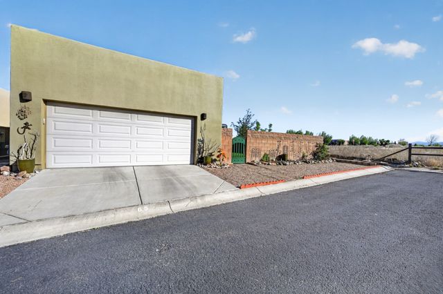 65 Calle Agua Clara, Santa Fe, NM 87508