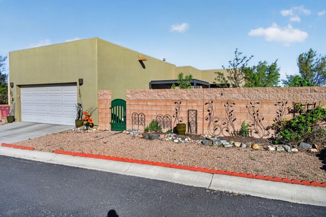 65 Calle Agua Clara, Santa Fe, NM 87508
