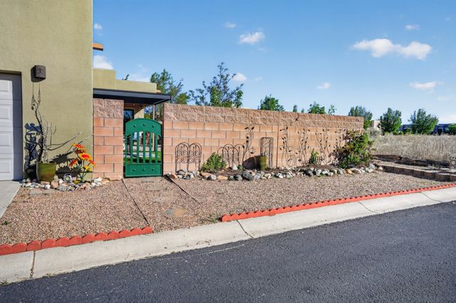 65 Calle Agua Clara, Santa Fe, NM 87508