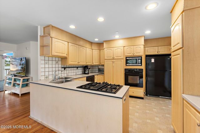 77 N Lakeshore Drive, Manahawkin, NJ 08050