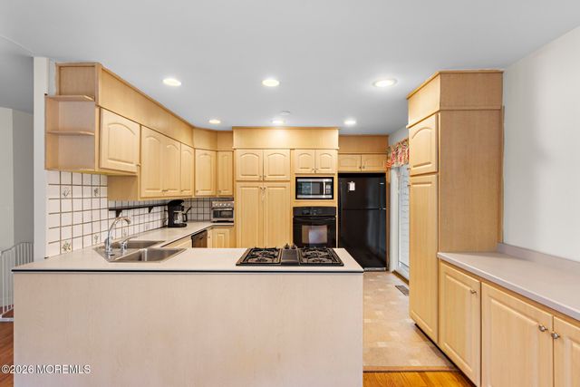 77 N Lakeshore Drive, Manahawkin, NJ 08050