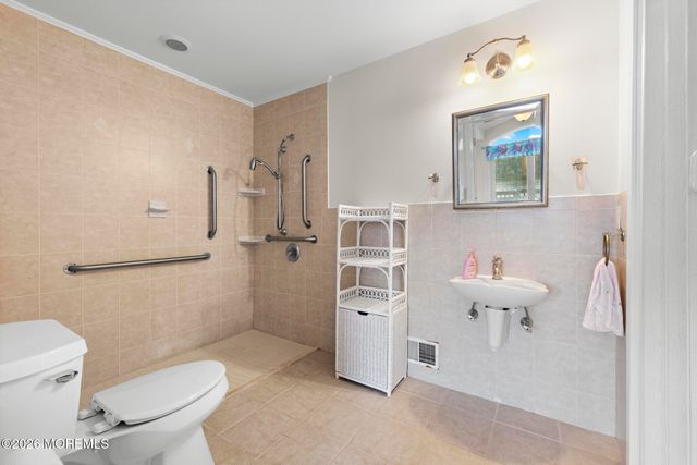 77 N Lakeshore Drive, Manahawkin, NJ 08050