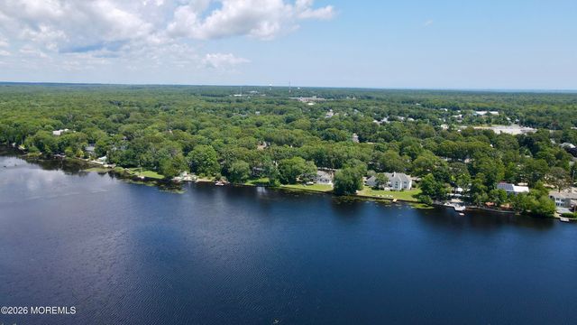 77 N Lakeshore Drive, Manahawkin, NJ 08050