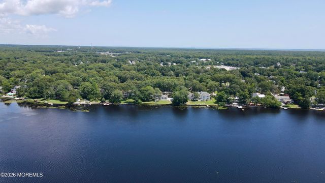 77 N Lakeshore Drive, Manahawkin, NJ 08050