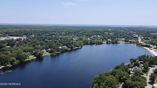 77 N Lakeshore Drive, Manahawkin, NJ 08050