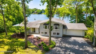 77 N Lakeshore Drive, Manahawkin, NJ 08050