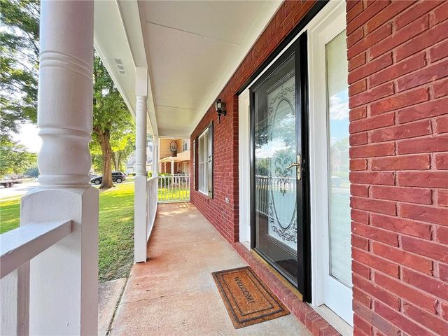 3060 Oak Meadow Drive, Snellville, GA 30078