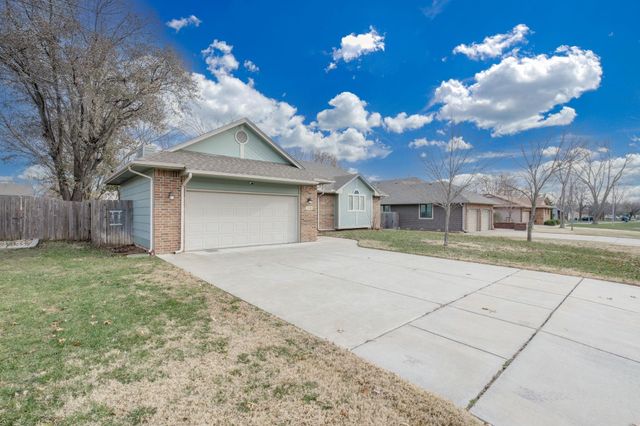 118 Chapel Dr, Andover, KS 67002