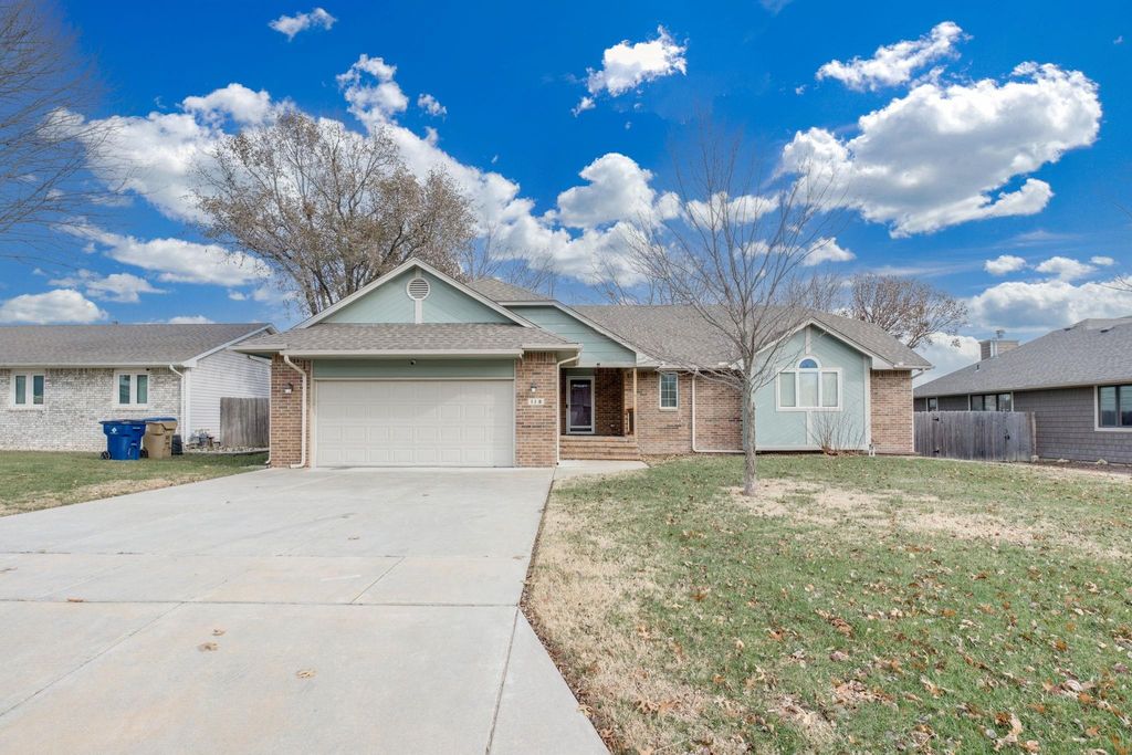 118 Chapel Dr, Andover, KS 67002