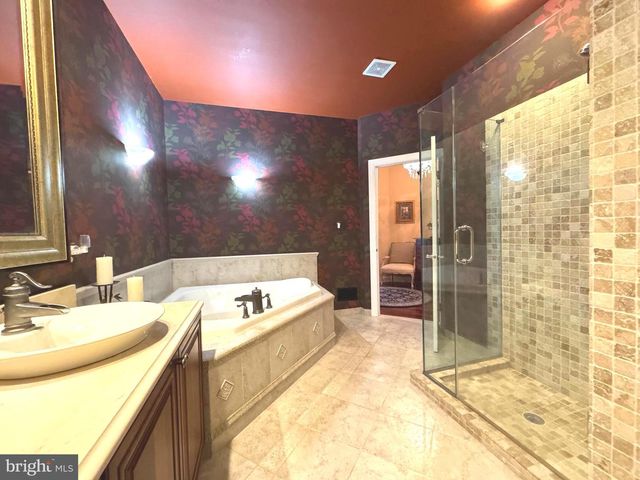 23 BRIANNA RD, Holland, PA 18966