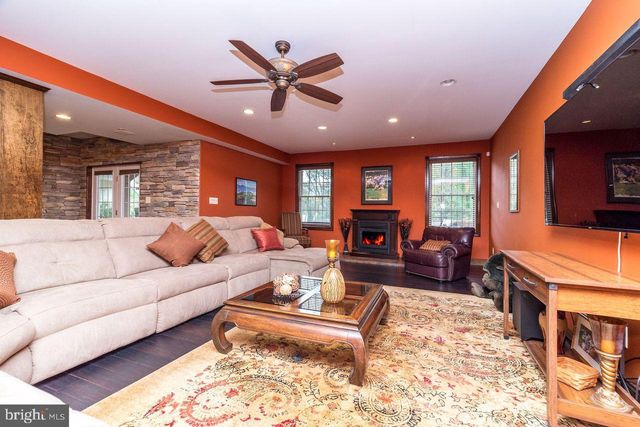 23 BRIANNA RD, Holland, PA 18966