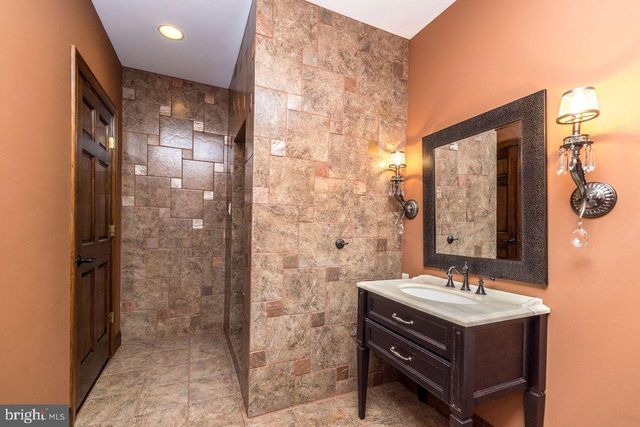 23 BRIANNA RD, Holland, PA 18966