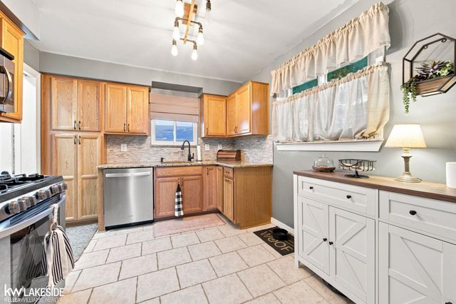 22834 E 13 Mile Road, Saint Clair Shores, MI 48082