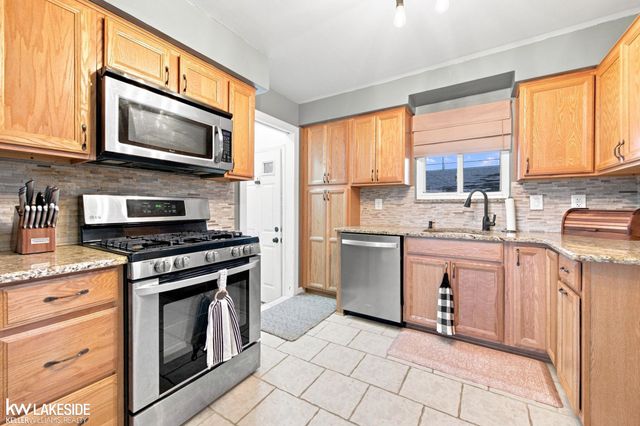 22834 E 13 Mile Road, Saint Clair Shores, MI 48082