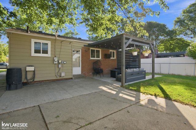 22834 E 13 Mile Road, Saint Clair Shores, MI 48082