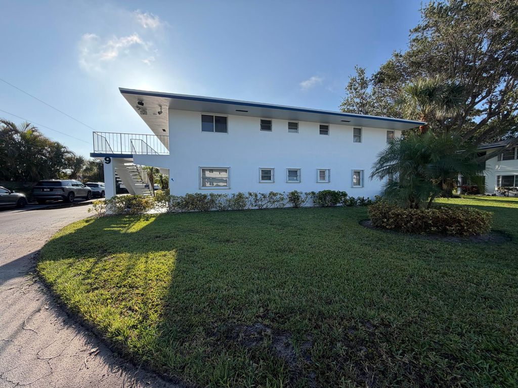 9 Westwood Avenue 102b, Tequesta, FL 33469