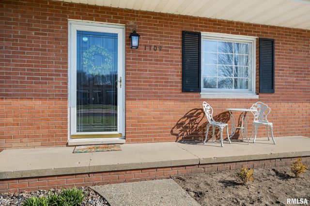 1109 E BROOKHILL Road, Peoria, IL 61615