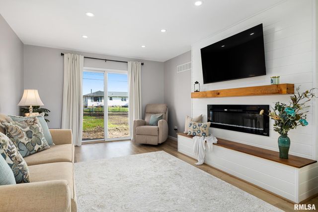 1109 E BROOKHILL Road, Peoria, IL 61615