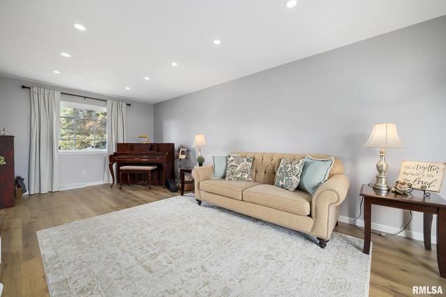 1109 E BROOKHILL Road, Peoria, IL 61615