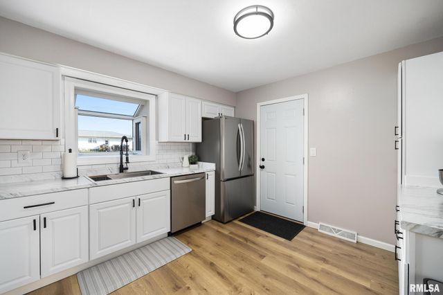 1109 E BROOKHILL Road, Peoria, IL 61615