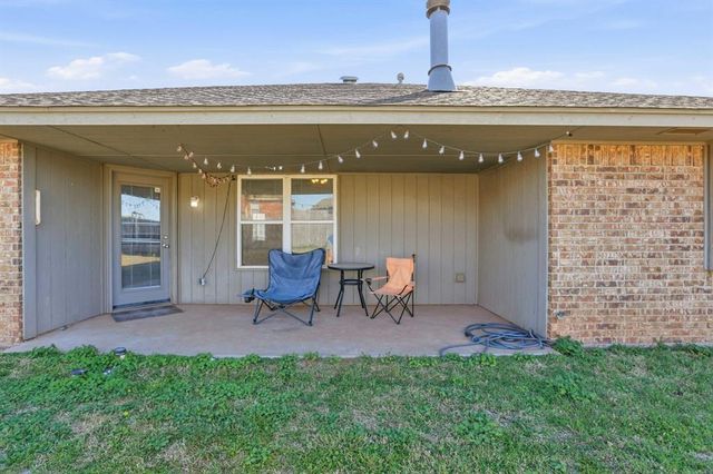 9305 Crooked Creek Lane, Moore, OK 73160