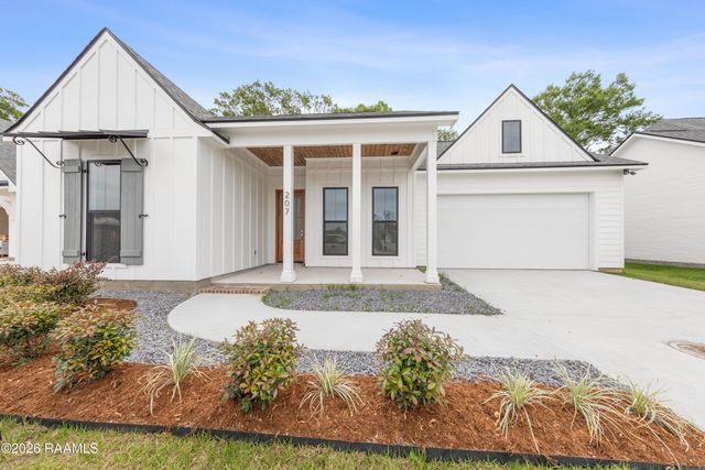 207 Grand Oak Drive, Broussard, LA 70518