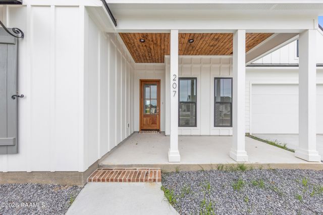 207 Grand Oak Drive, Broussard, LA 70518