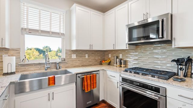 530 Jade St, Petaluma, CA 94952