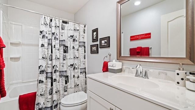 530 Jade St, Petaluma, CA 94952