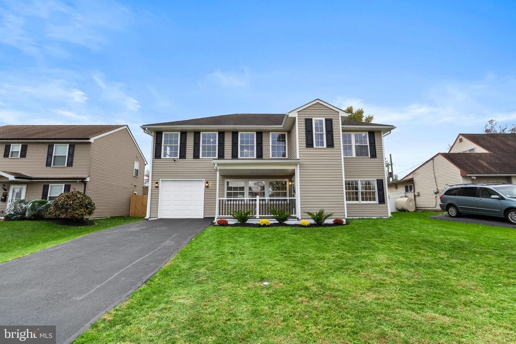 Image 2 of property listing at 19 PRUNEWOOD RD, Levittown, PA 19056