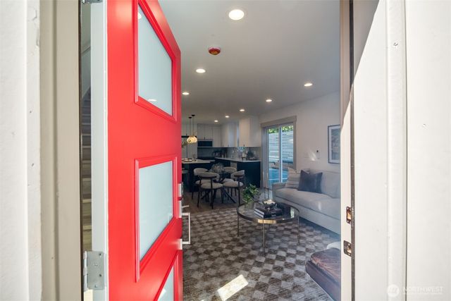 2935 39th Avenue SW, Seattle, WA 98116