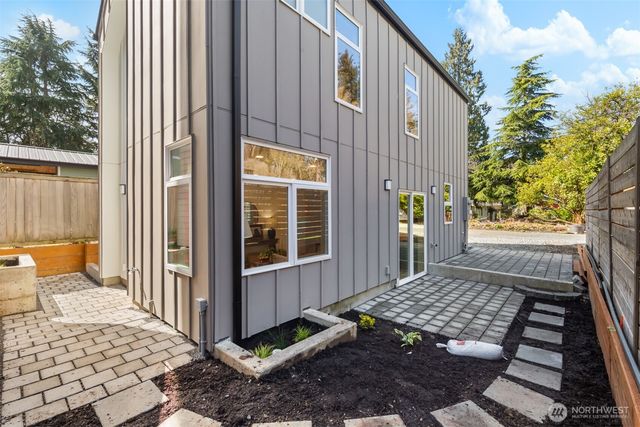 2935 39th Avenue SW, Seattle, WA 98116