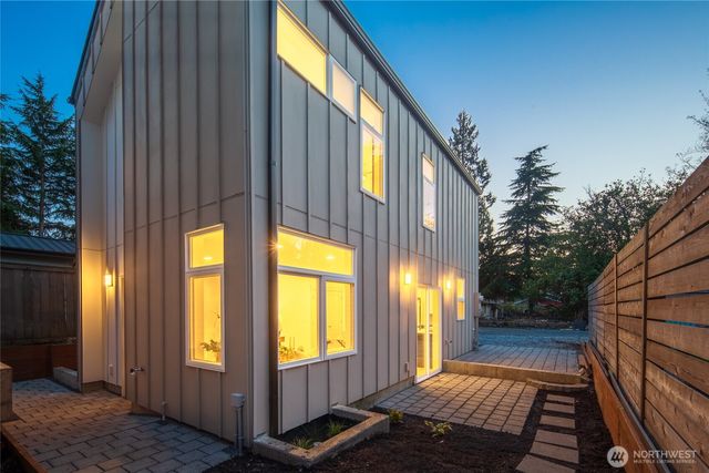 2935 39th Avenue SW, Seattle, WA 98116