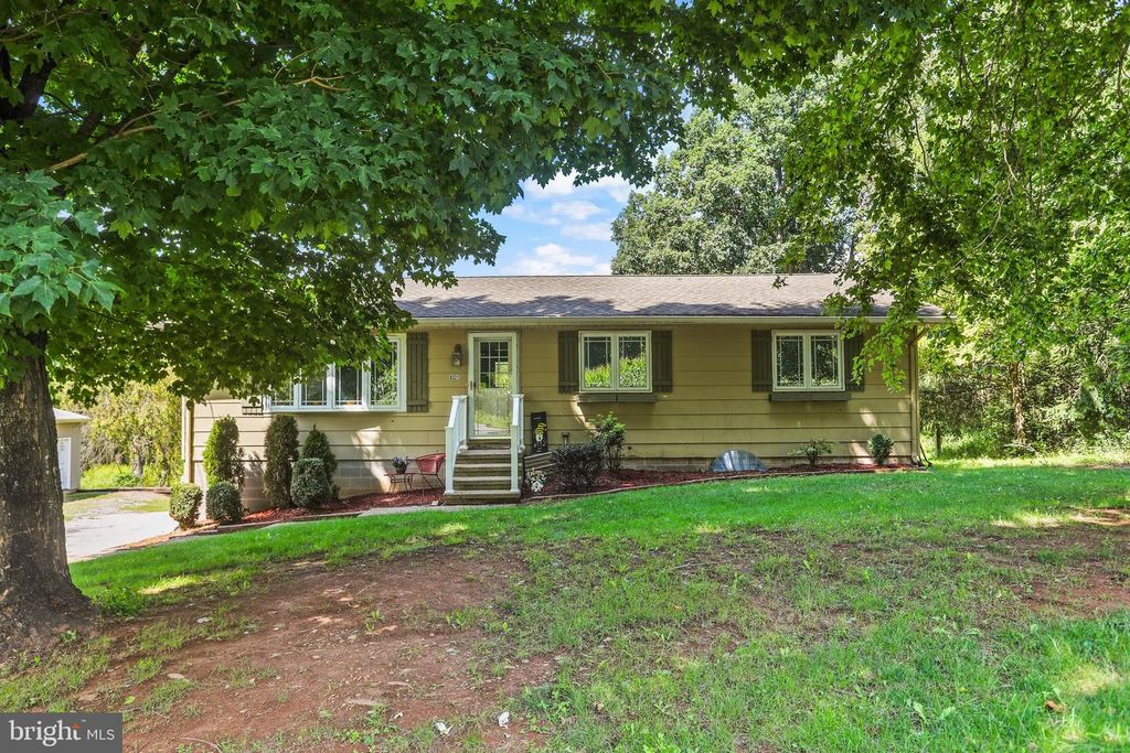 8221 CHURCH RD, Felton, PA 17322
