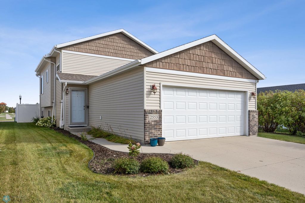 2553 54th Avenue S, Fargo, ND 58104