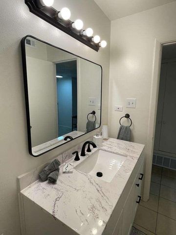 517 PALOMAS Drive SE, Albuquerque, NM 87108
