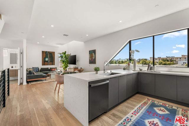 3724 Vinton Avenue, Los Angeles, CA 90034