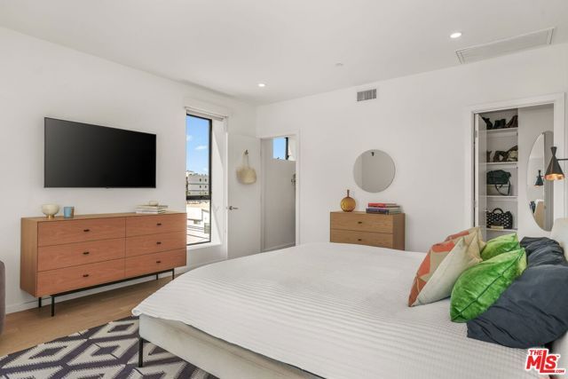 3724 Vinton Avenue, Los Angeles, CA 90034