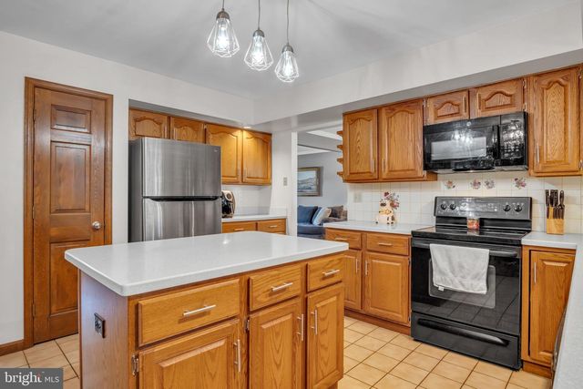 1210 E POWDERHORN RD, Mechanicsburg, PA 17050