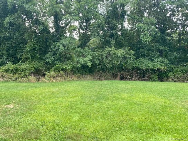 132 Captains Court, Moriches, NY 11955