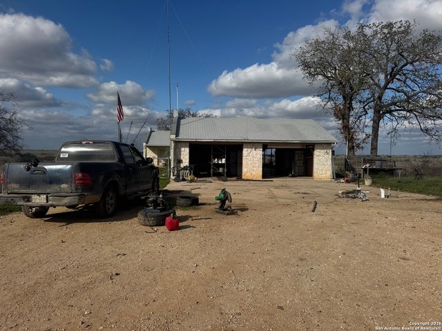 2469 County Road 232, Floresville, TX 78114
