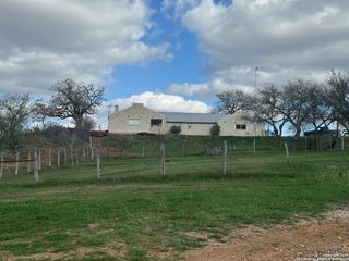 2469 County Road 232, Floresville, TX 78114