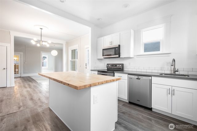 6753 14th Avenue NW, Seattle, WA 98117