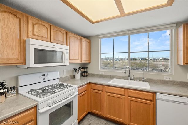 833 Aspen Peak Loop 1221, Henderson, NV 89011