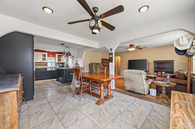 141 Town And Country Drive, Huntsville, TX 77320