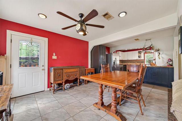 141 Town And Country Drive, Huntsville, TX 77320