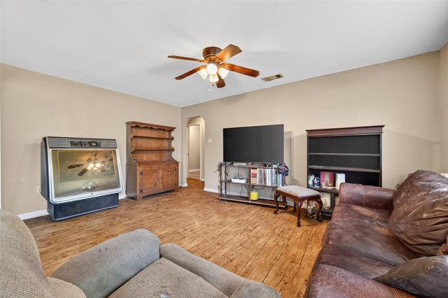 141 Town And Country Drive, Huntsville, TX 77320