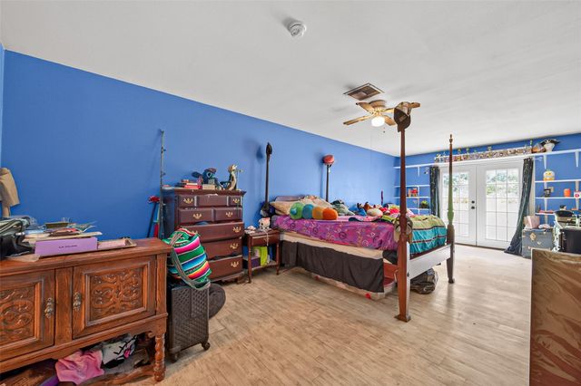 141 Town And Country Drive, Huntsville, TX 77320