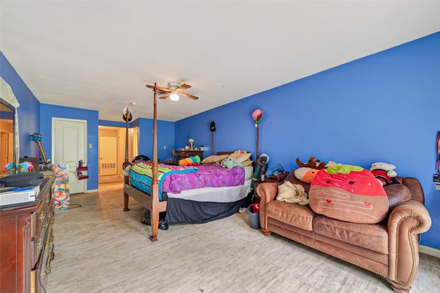 141 Town And Country Drive, Huntsville, TX 77320